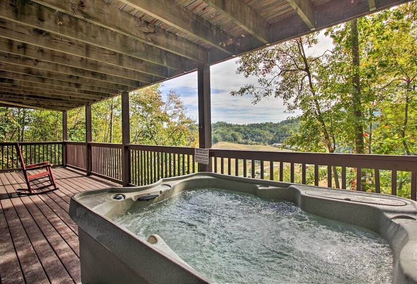 Pigeon Forge Scenic Solitude W/ Private Hot Tub!