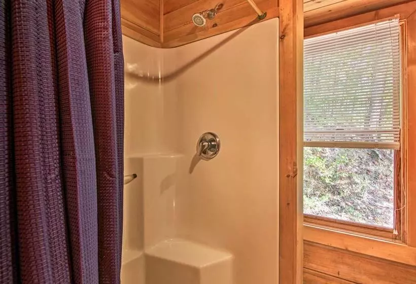Pigeon Forge  Scenic Solitude  W/ Private Hot Tub!