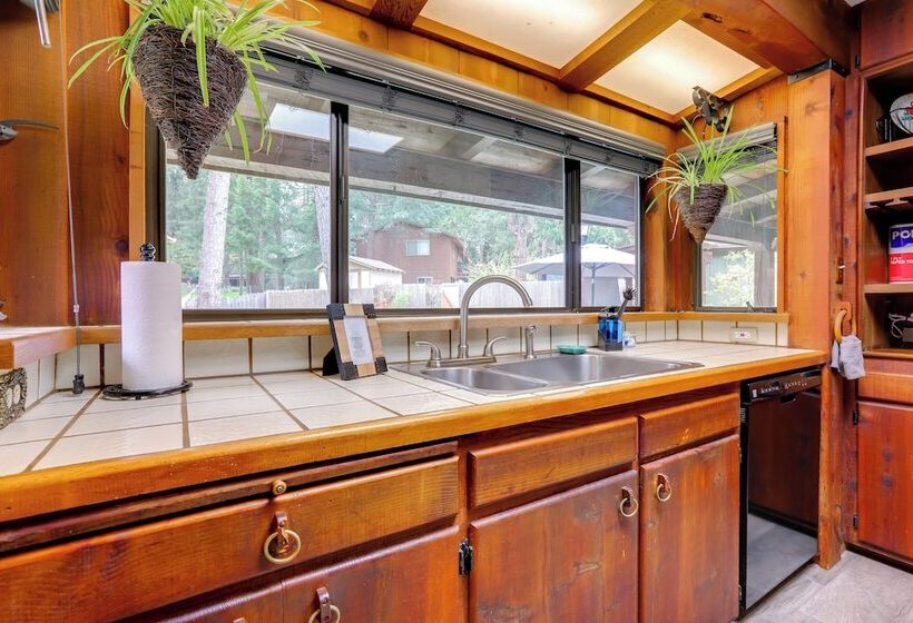 1 Mi To Lake: Hot Tub Haven In Pollock Pines!