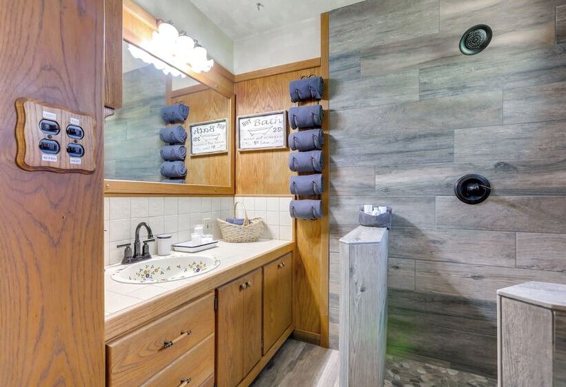 1 Mi To Lake: Hot Tub Haven In Pollock Pines!