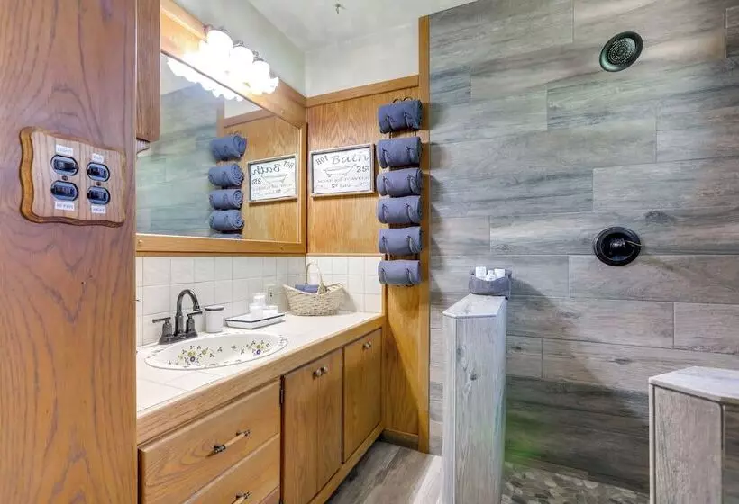 1 Mi To Lake: Hot Tub Haven In Pollock Pines!