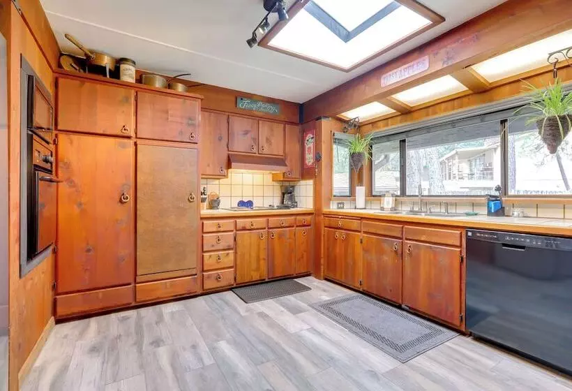 1 Mi To Lake: Hot Tub Haven In Pollock Pines!