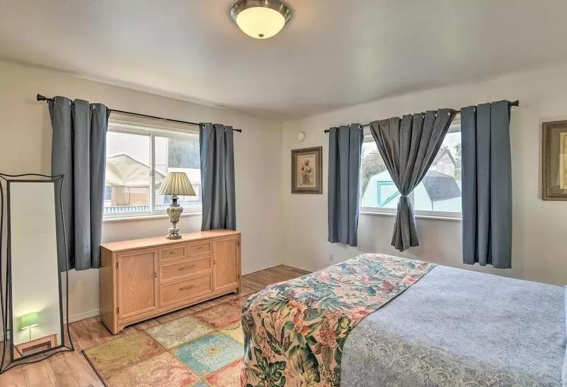 Quaint Ranch Home W/ Yard In Midtown Anchorage!