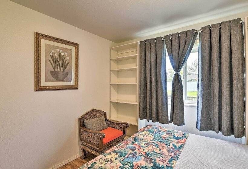 Quaint Ranch Home W/ Yard In Midtown Anchorage!