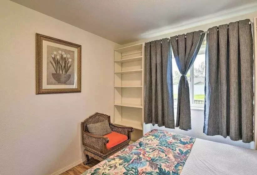 Quaint Ranch Home W/ Yard In Midtown Anchorage!