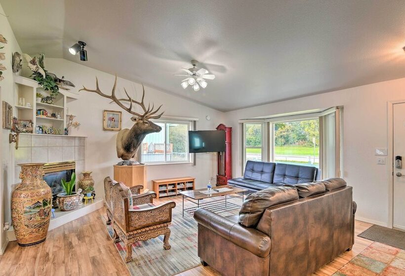 Quaint Ranch Home W/ Yard In Midtown Anchorage!