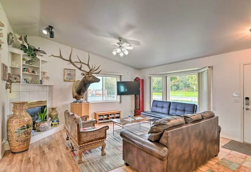 Quaint Ranch Home W/ Yard In Midtown Anchorage!