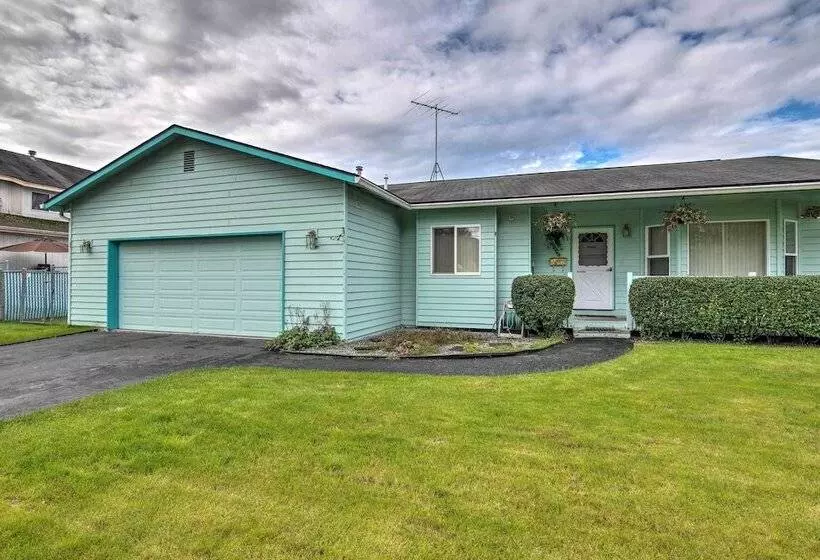 Quaint Ranch Home W/ Yard In Midtown Anchorage!