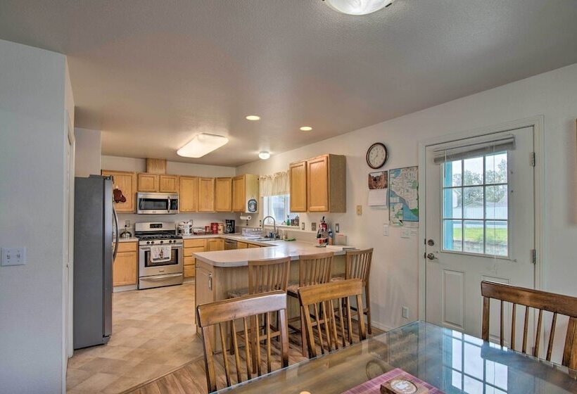 Quaint Ranch Home W/ Yard In Midtown Anchorage!