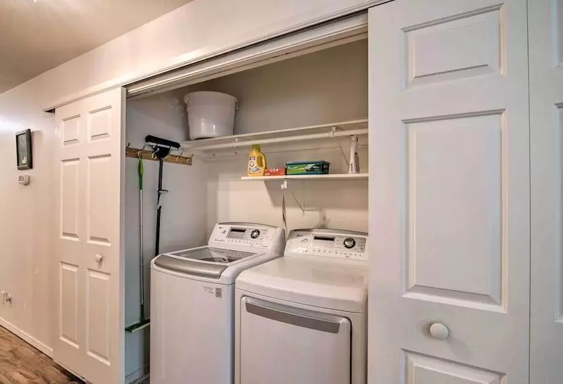 Quaint Ranch Home W/ Yard In Midtown Anchorage!