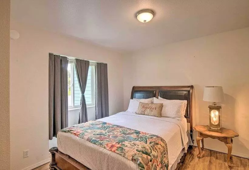 Quaint Ranch Home W/ Yard In Midtown Anchorage!