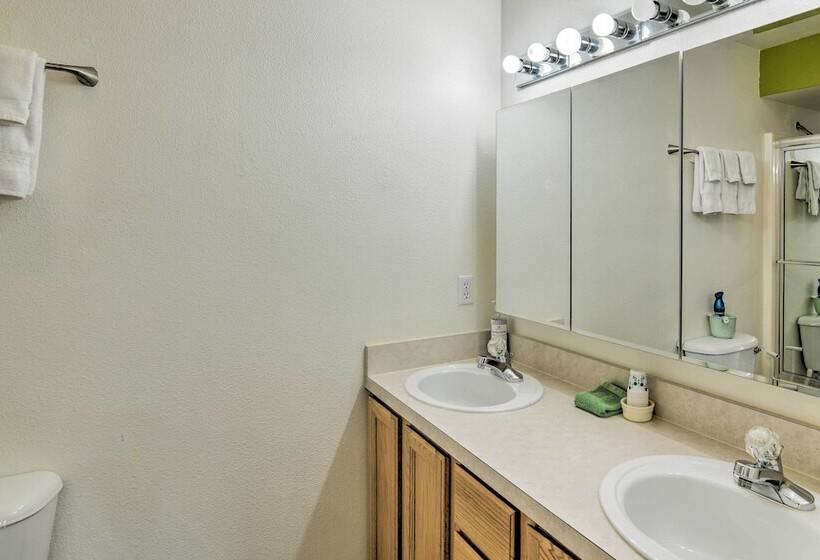 Quaint Ranch Home W/ Yard In Midtown Anchorage!