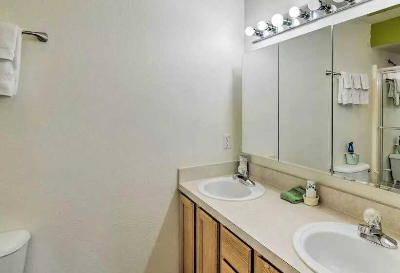 Quaint Ranch Home W/ Yard In Midtown Anchorage!