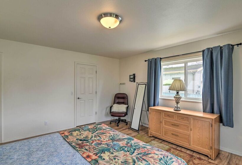 Quaint Ranch Home W/ Yard In Midtown Anchorage!