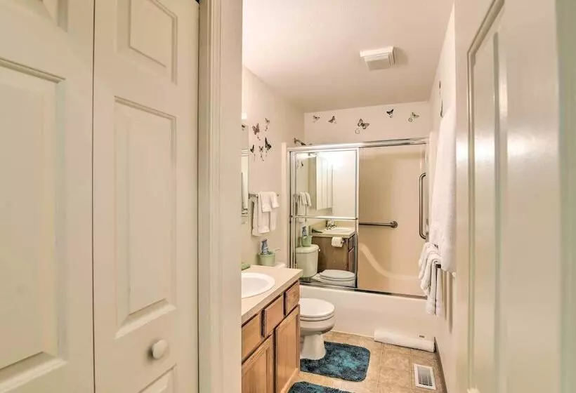 Quaint Ranch Home W/ Yard In Midtown Anchorage!