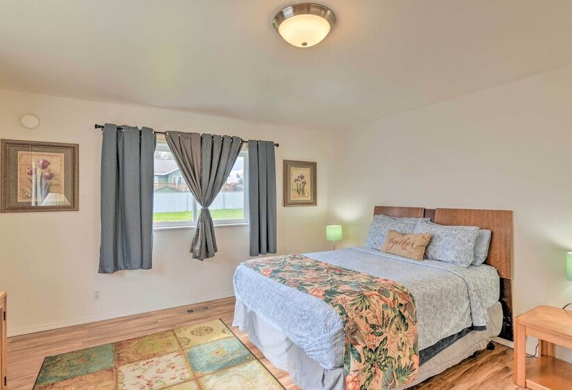 Quaint Ranch Home W/ Yard In Midtown Anchorage!