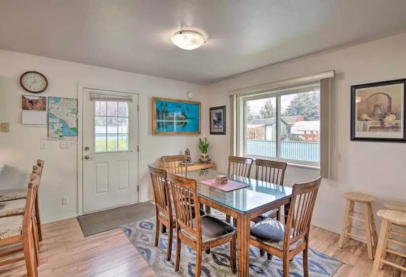 Quaint Ranch Home W/ Yard In Midtown Anchorage!