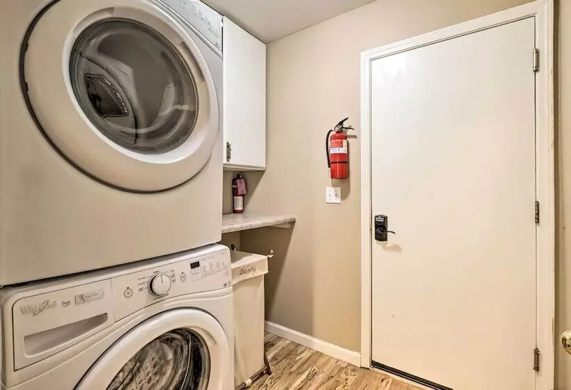 Reno Home W/ Private Yard + Hot Tub