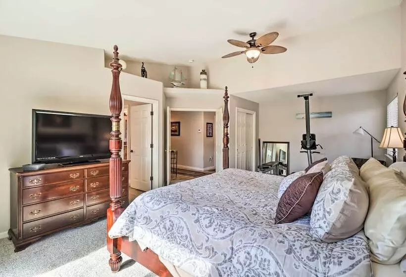 Reno Home W/ Private Yard + Hot Tub