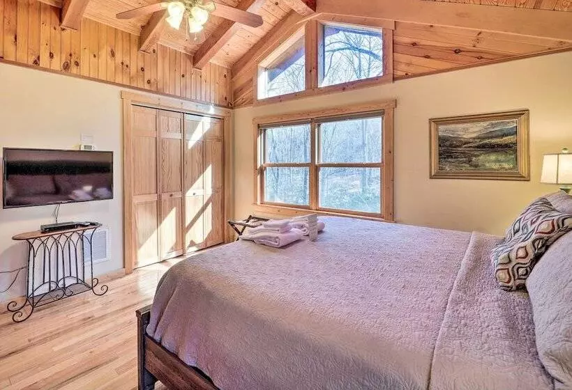 Peaceful  Rocky Creek Cabin  W/ Hot Tub & Views!