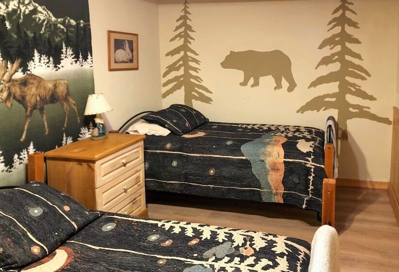 Pet Friendly New York Cabin W/ Hot Tub & Game Room