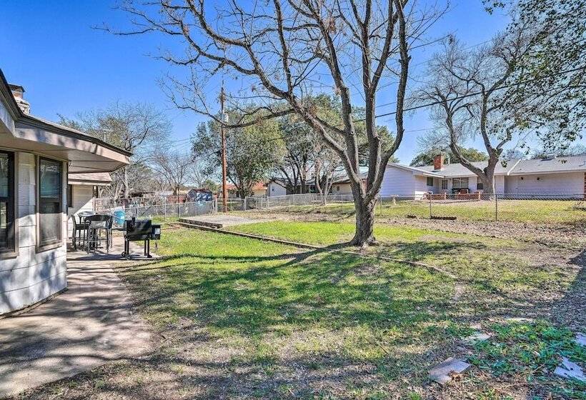 Lovely San Antonio Home ~ 13 Mi To Downtown!