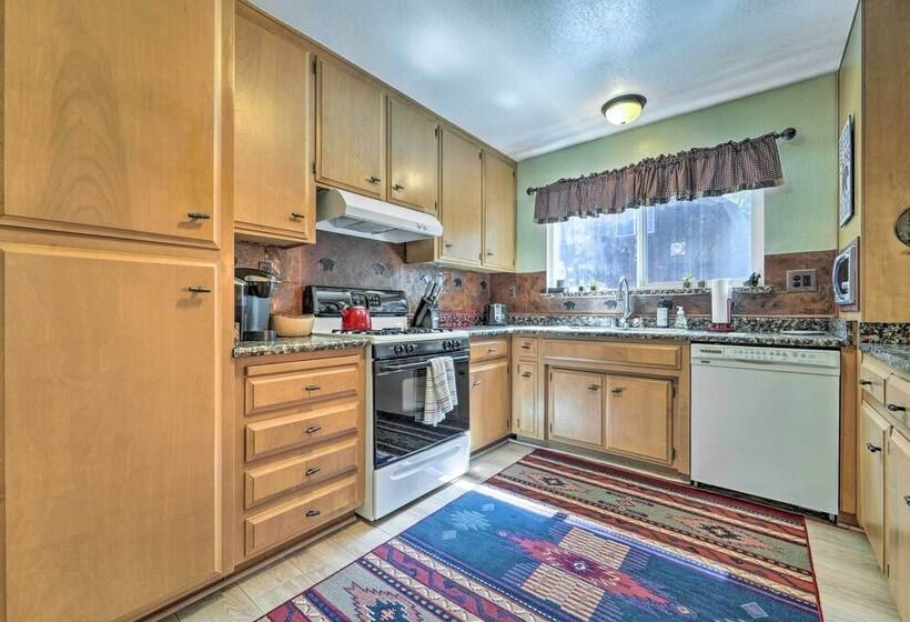 Near Lake: Cabin W/ Fire Pit & Grill In Truckee!