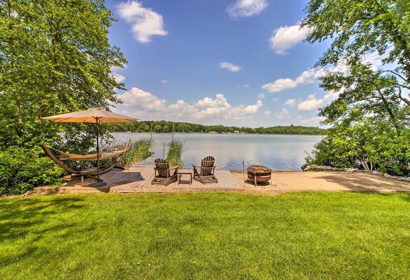 Year Round Waterfront Getaway: Lake Access + Dock!