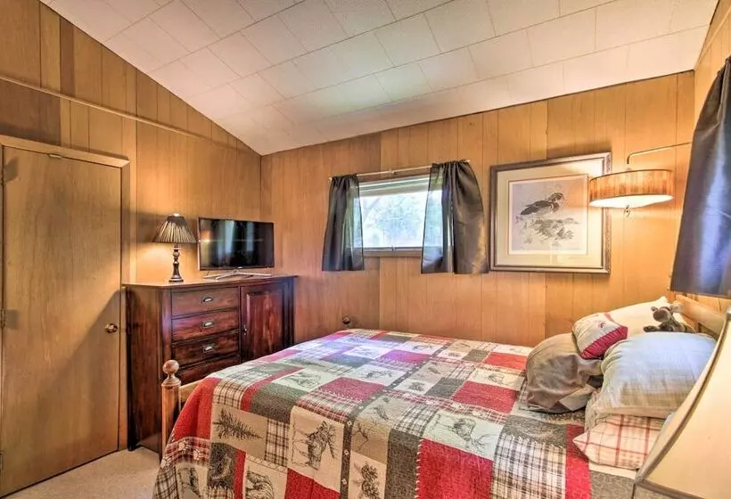 Year Round Waterfront Getaway: Lake Access + Dock!