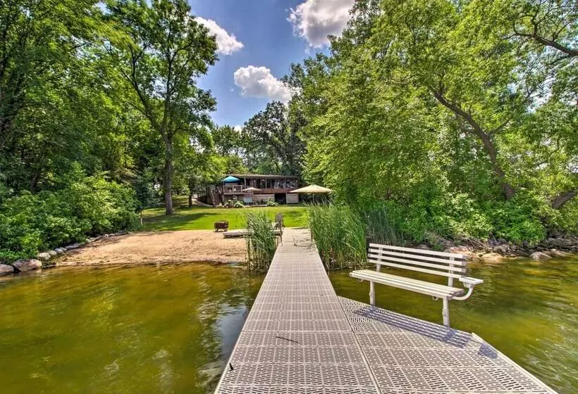 Year Round Waterfront Getaway: Lake Access + Dock!