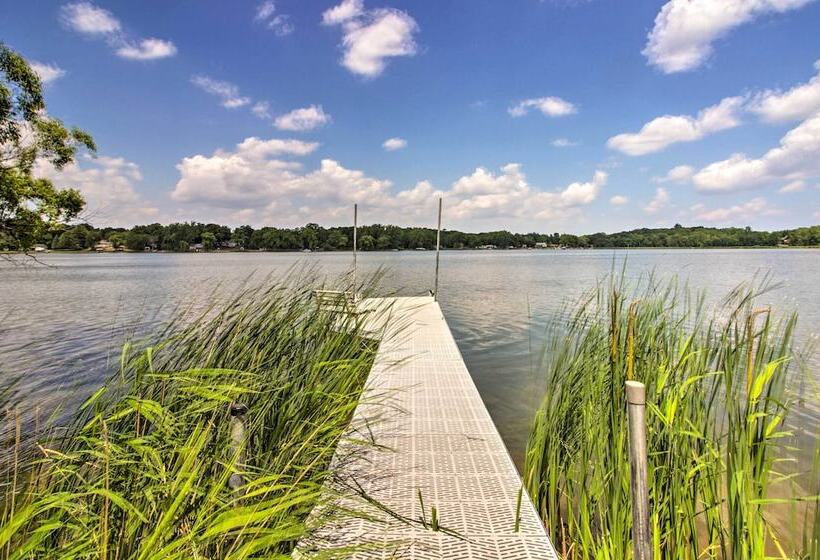 Year Round Waterfront Getaway: Lake Access + Dock!