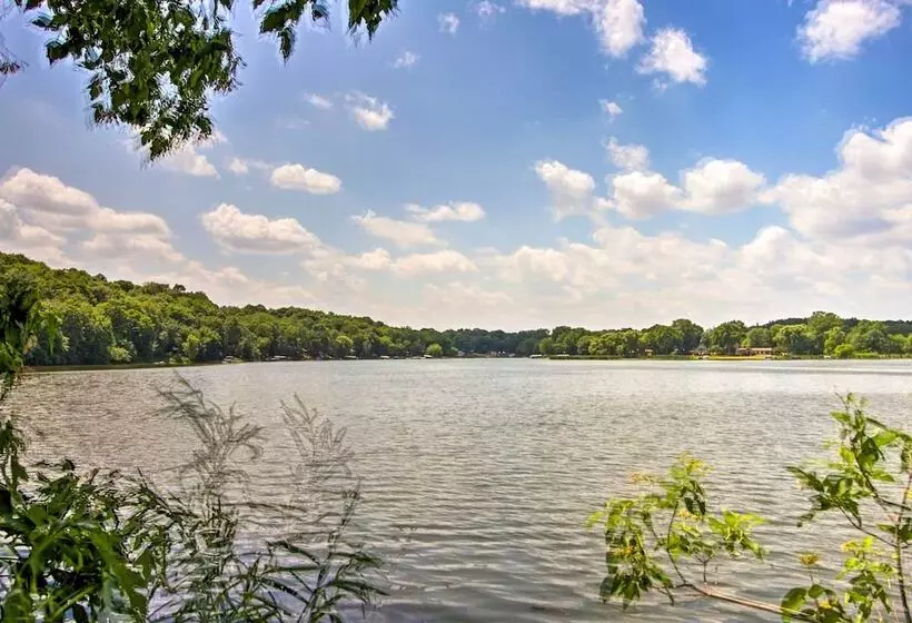 Year Round Waterfront Getaway: Lake Access + Dock!