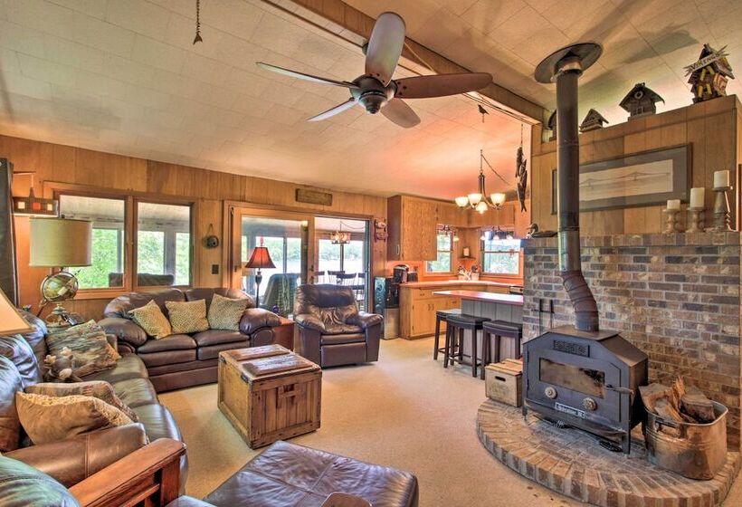 Year Round Waterfront Getaway: Lake Access + Dock!