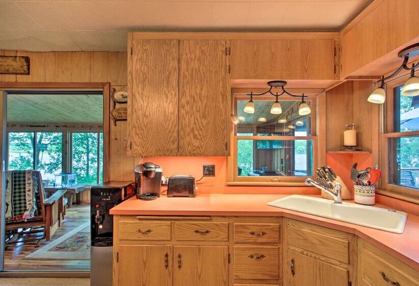 Year Round Waterfront Getaway: Lake Access + Dock!