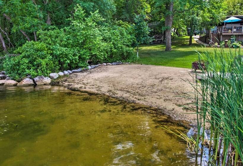 Year Round Waterfront Getaway: Lake Access + Dock!