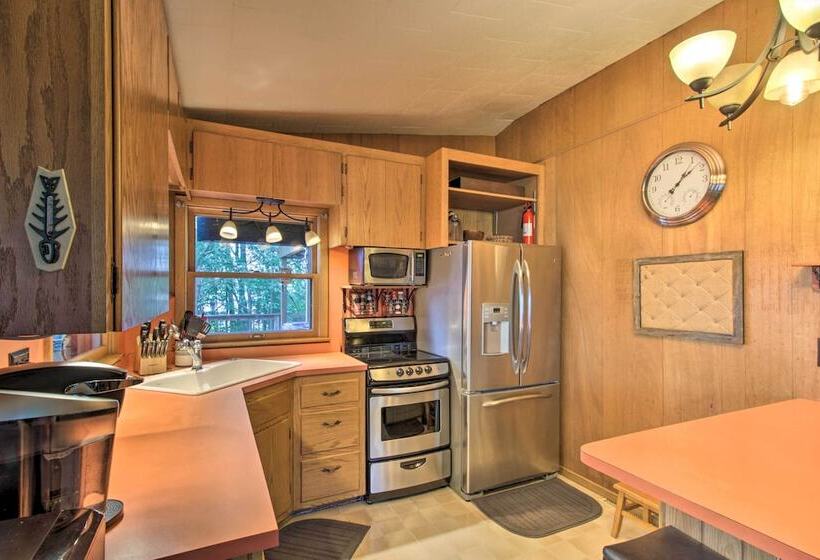 Year Round Waterfront Getaway: Lake Access + Dock!