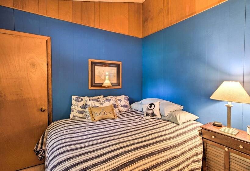 Year Round Waterfront Getaway: Lake Access + Dock!