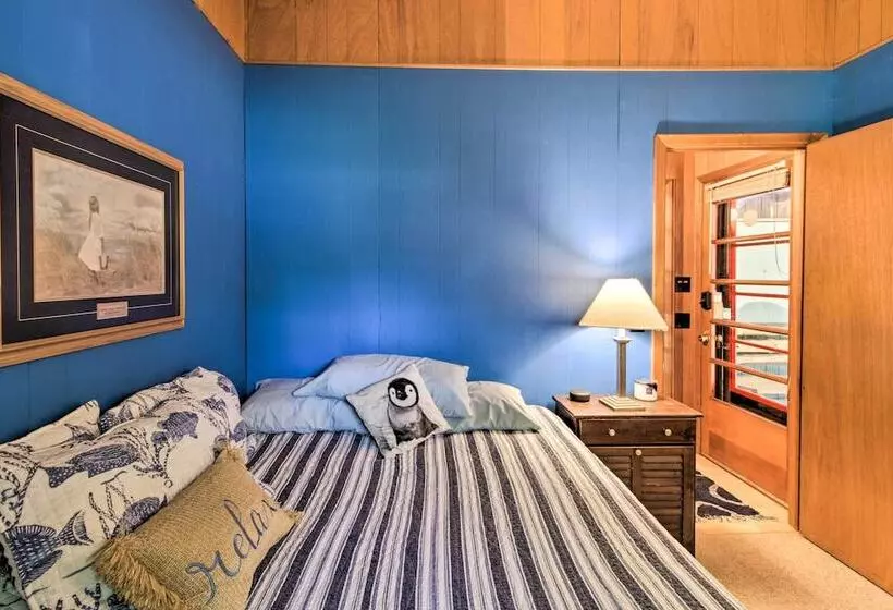 Year Round Waterfront Getaway: Lake Access + Dock!