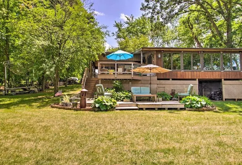 Year Round Waterfront Getaway: Lake Access + Dock!