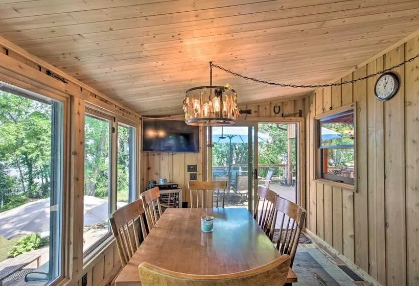 Year Round Waterfront Getaway: Lake Access + Dock!