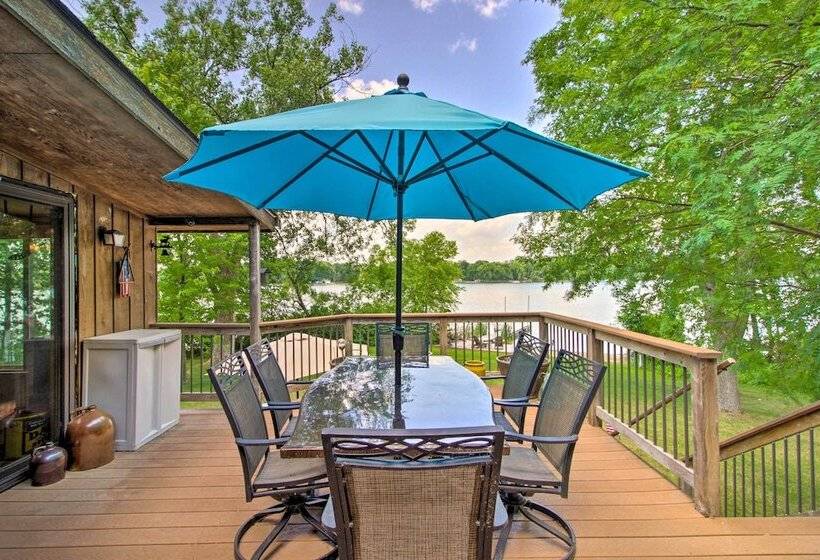 Year Round Waterfront Getaway: Lake Access + Dock!