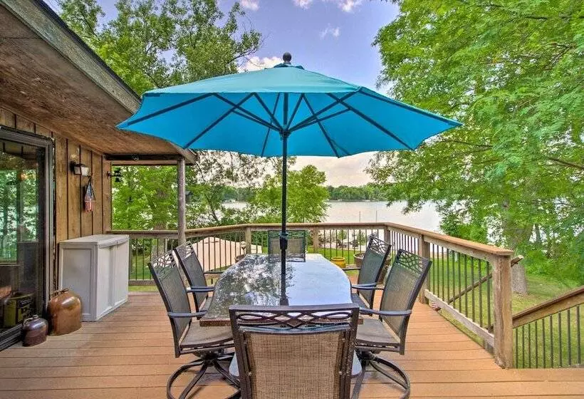 Year Round Waterfront Getaway: Lake Access + Dock!