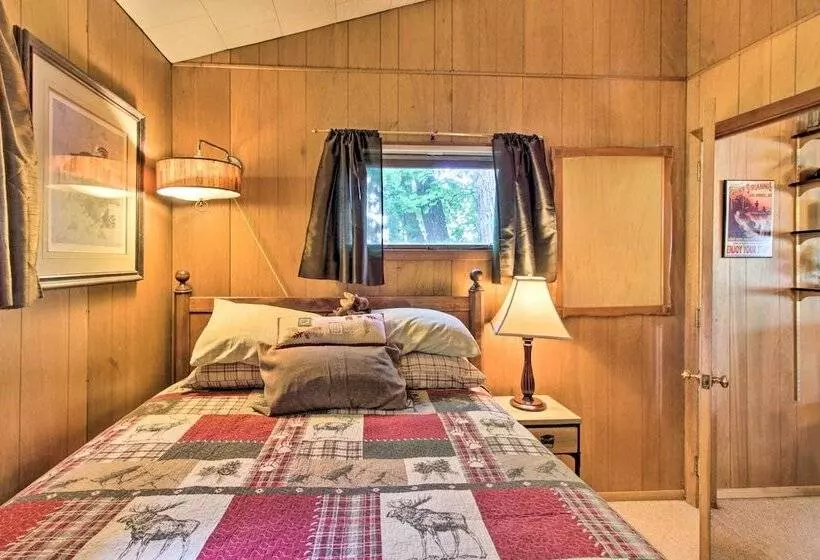 Year Round Waterfront Getaway: Lake Access + Dock!