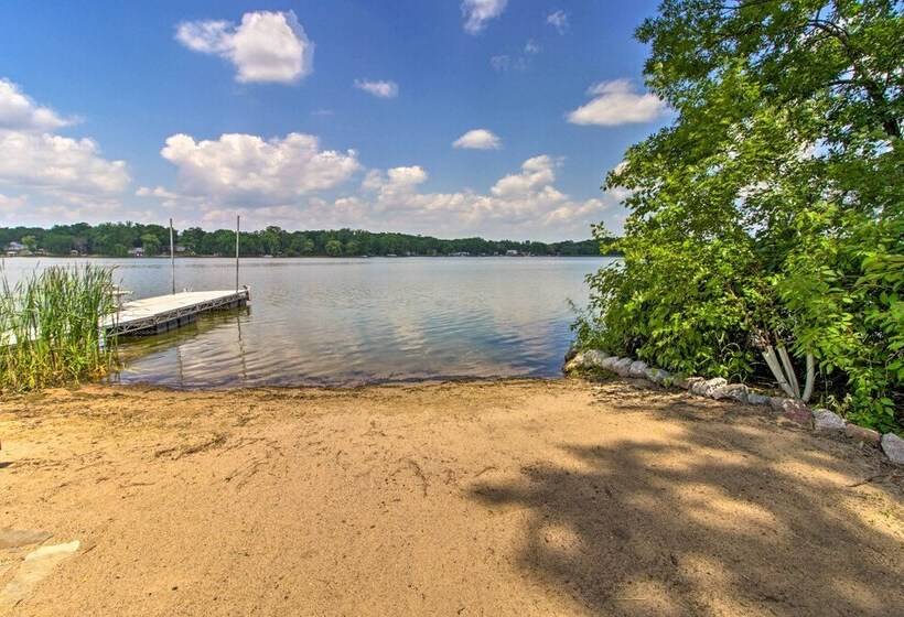 Year Round Waterfront Getaway: Lake Access + Dock!
