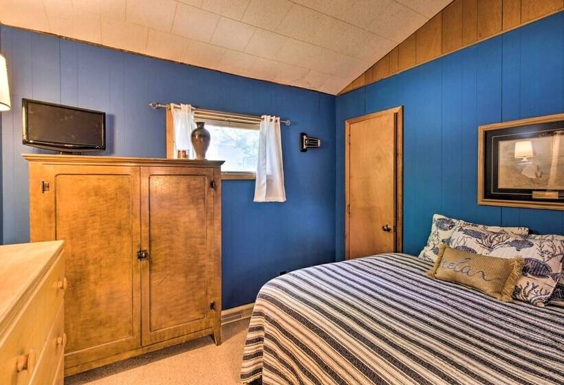 Year Round Waterfront Getaway: Lake Access + Dock!