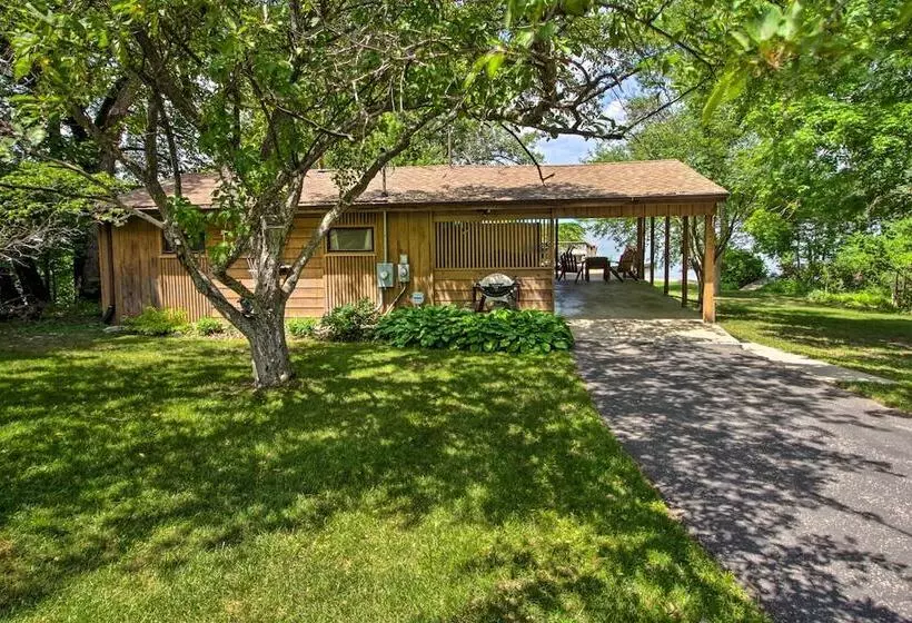 Year Round Waterfront Getaway: Lake Access + Dock!