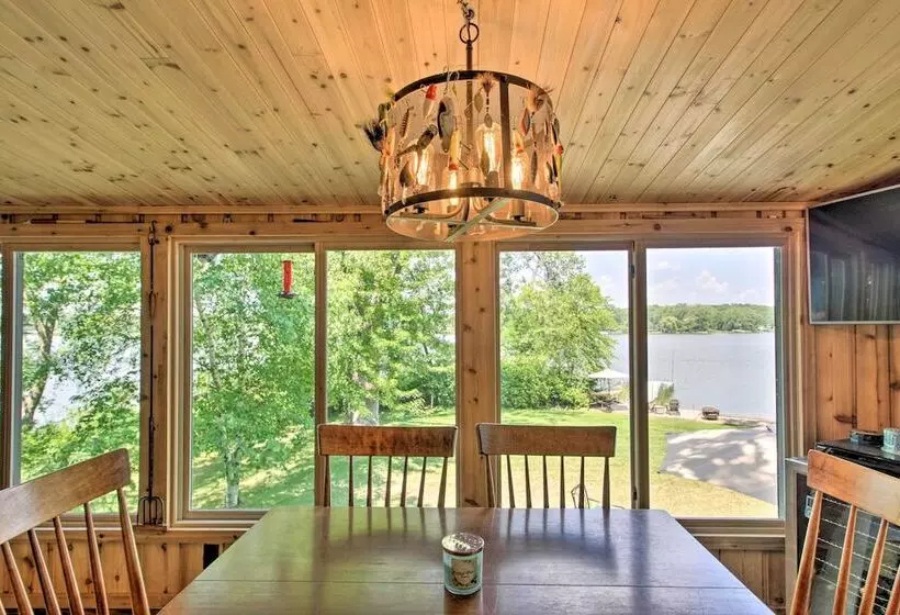 Year Round Waterfront Getaway: Lake Access + Dock!