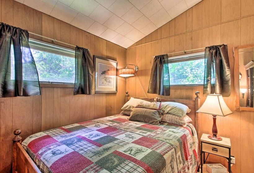 Year Round Waterfront Getaway: Lake Access + Dock!