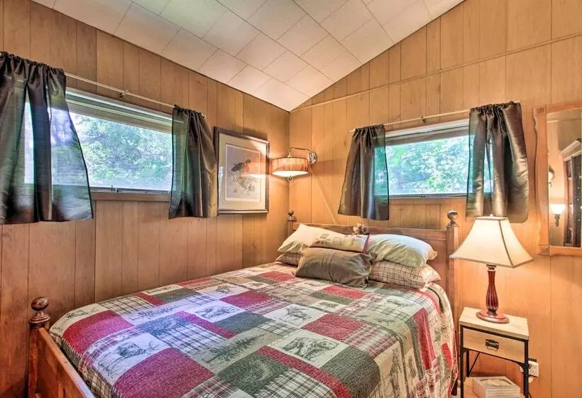 Year Round Waterfront Getaway: Lake Access + Dock!