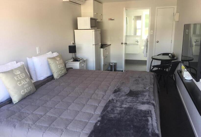 Bucklands Beach Waterfront Motel